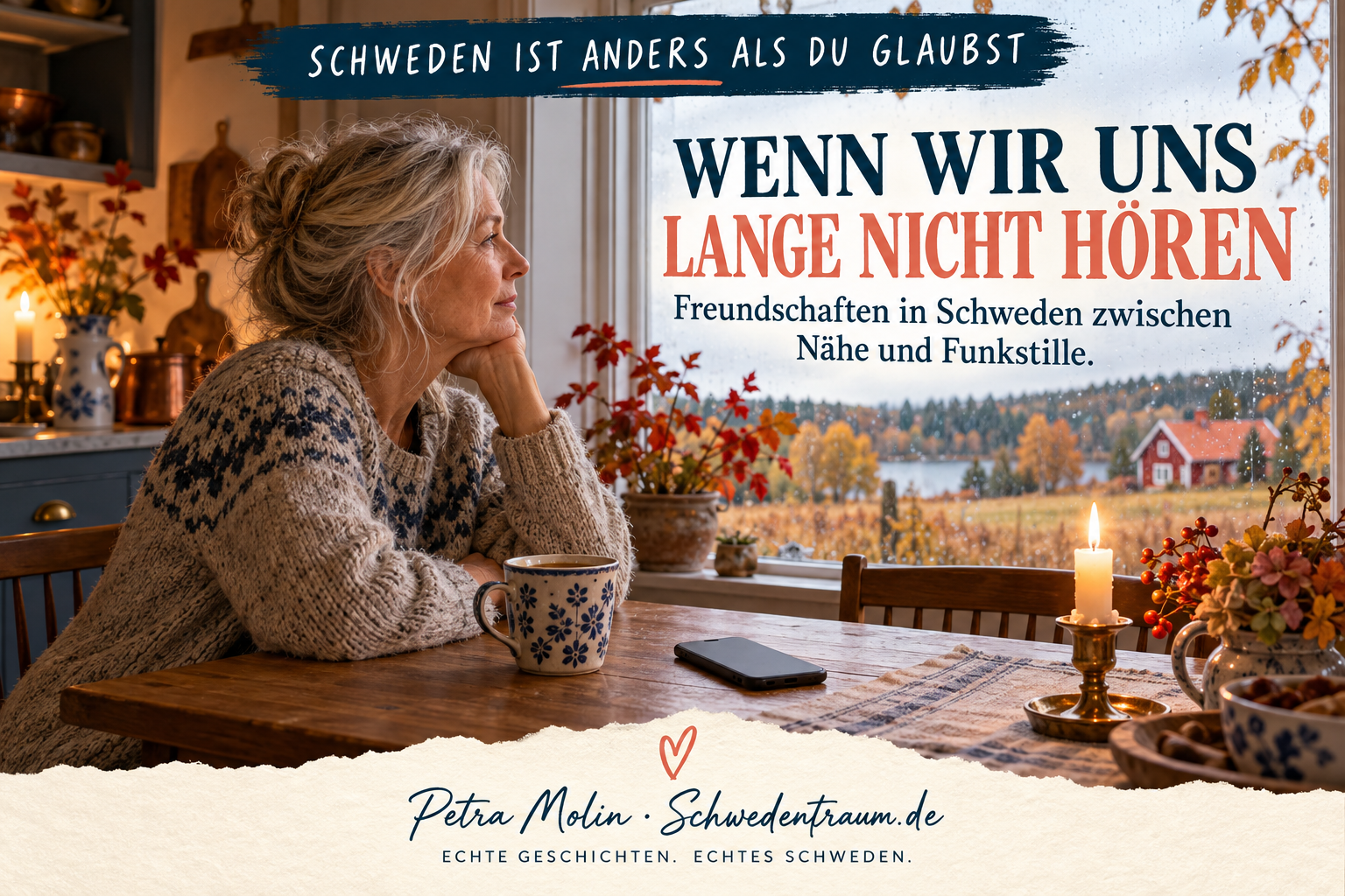 Eine Frau sitzt mit einer Tasse Kaffee und einem Smartphone am Küchentisch. Durch das Fenster sind herbstliche Felder und ein rotes Haus zu sehen.