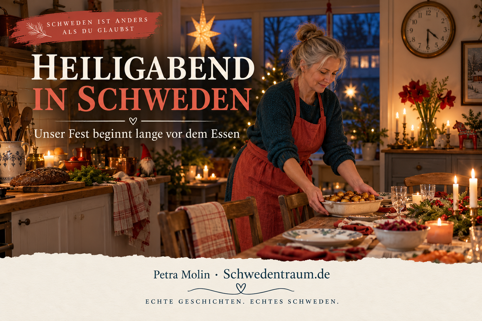 Eine Frau stellt eine Schüssel auf den Weihnachtstisch; in der Küche sind noch Vorbereitungen zu sehen, im Fenster leuchtet ein Stern.