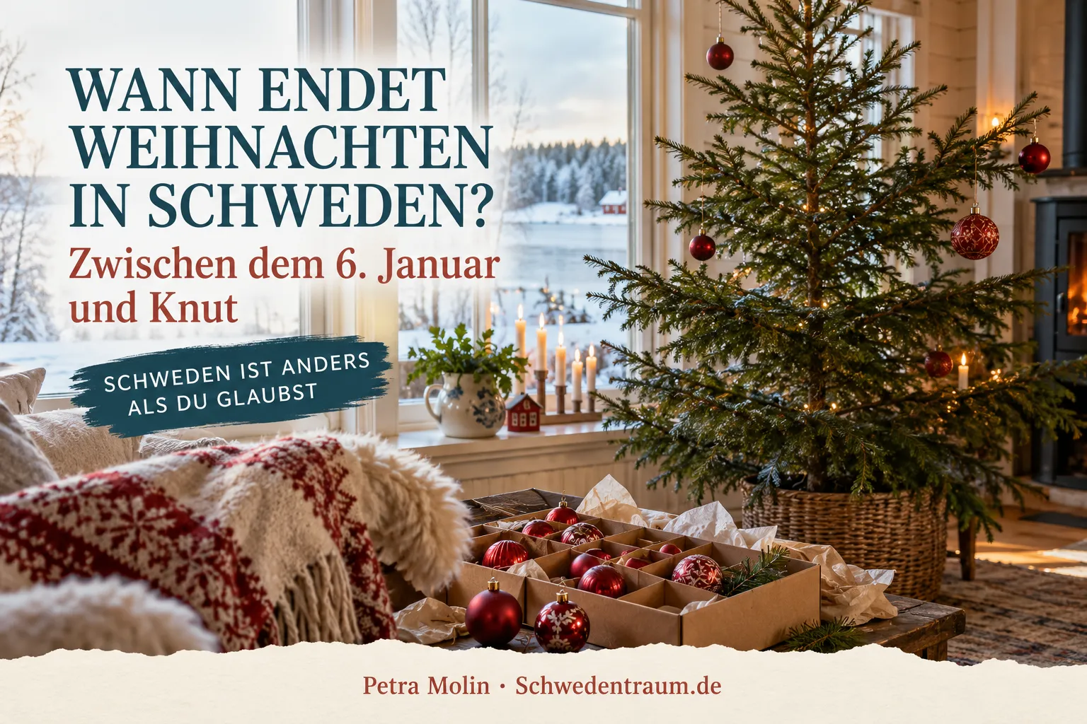 KI-generierte schwedische Wohnzimmerszene mit teilweise abgeschmücktem Weihnachtsbaum und offener Schachtel mit roten Kugeln.